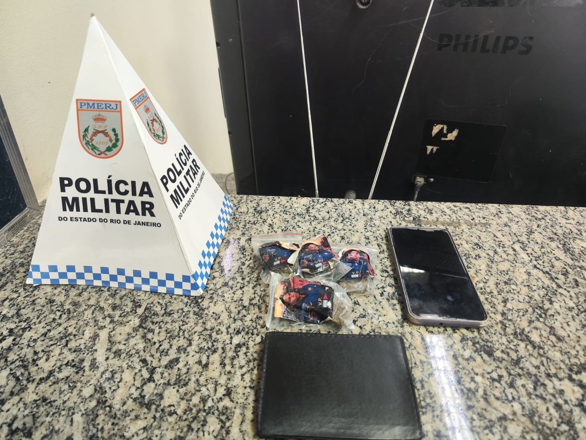 PMERJ's tweet photo. 🚨 SUSPEITO DETIDO EM ITATIAIA
Policiais do #37BPM detiveram um suspeito e apreenderam entorpecentes durante uma ação realizada no bairro Vila Pinheiro, em Itatiaia, neste domingo (05/07).
O acusado e o material arrecadado foram encaminhados à 99ª DP.
#ServireProteger #PMERJ https://t.co/VCYLpFY80j