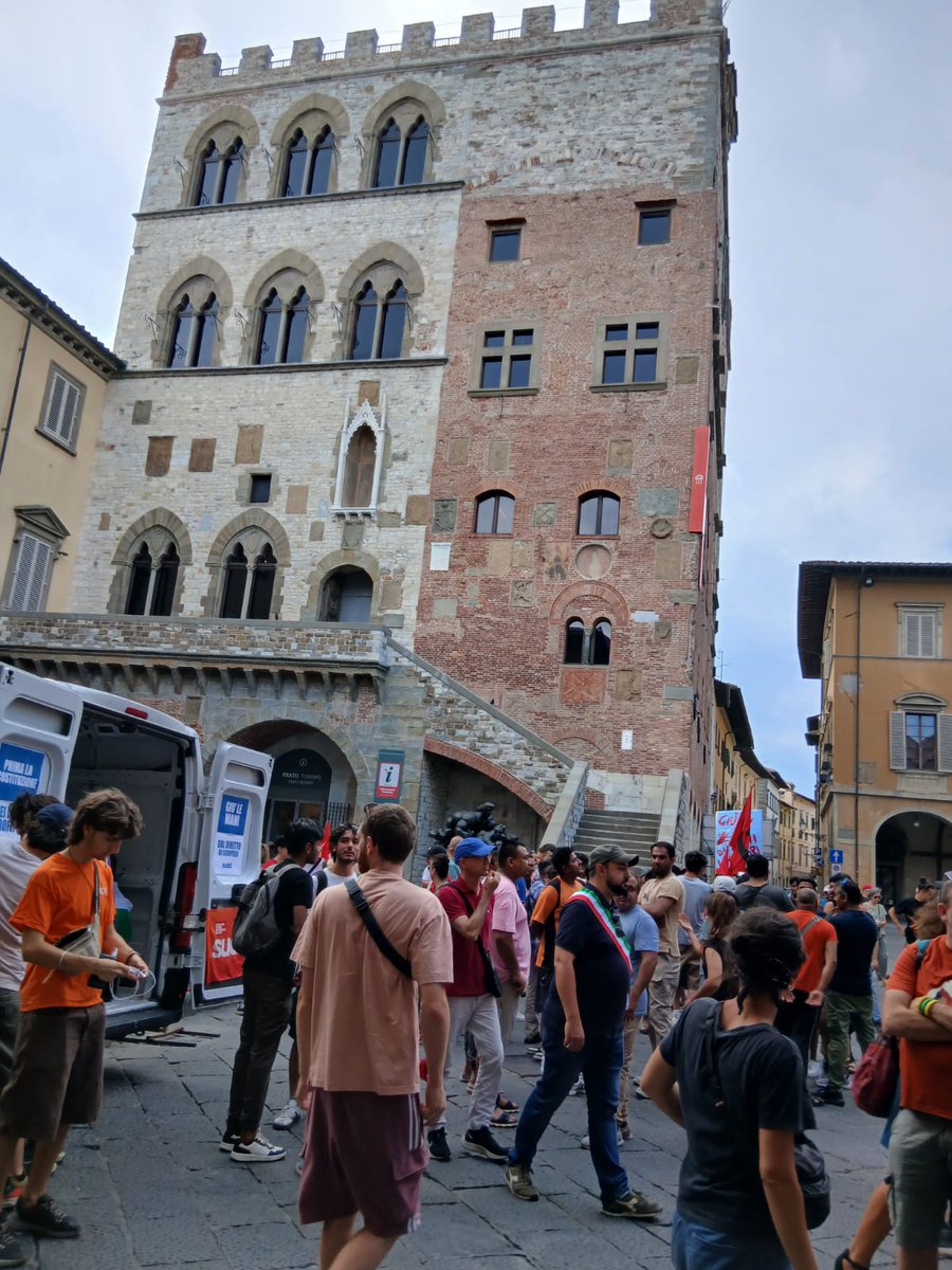 FI_Possibile's tweet photo. Per difendere il #diritto di #sciopero.
Per mettere la #Costituzione sopra i #profitti.
Per combattere la #mafia, il #caporalato, l’evasione fiscale.
Perché siamo tutte e tutti gli operai #Acca.
Perché #Prato non tornerà indietro.
Perché non si può più far finta di non vedere e di non capire.
.