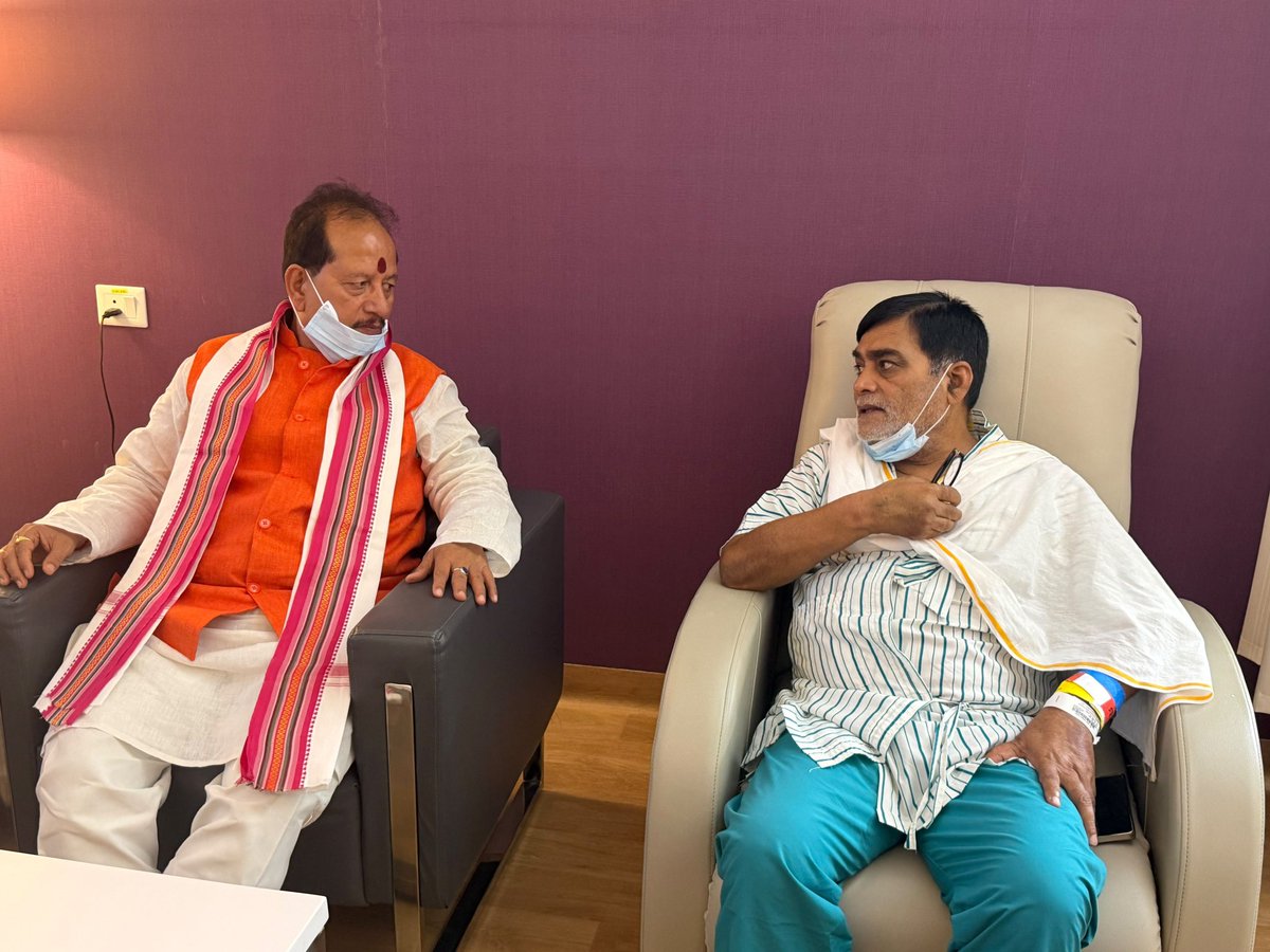 BhumiharOfBihar's tweet photo. तेजस्वी यादव जिस समय स्वास्थ्य मंत्री थे उस समय लालू यादव किडनी ट्रांसप्लांट करवाने विदेश गये थे तो लोगो ने बहुत सवाल किया था?

अब रामकृपाल यादव मेदांता मे अपना इलाज करवा रहे तो ये सवाल फिर से उठाना चाहिए।

गरीब लोग सरकारी अस्पताल मे इलाज करवाते है।

अमीर लोग प्राइवेट अस्पताल मे क्यू?

क्या सरकारी अस्पताल मे प्राइवेट जैसी सुविधा नही है क्या?