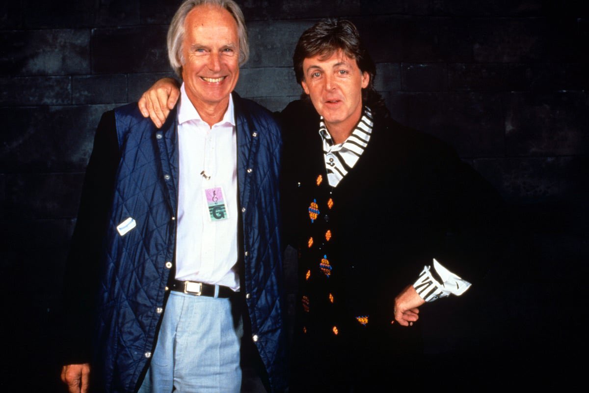 yesterdaypills's tweet photo. 🎙️ L’ultima volta che George Martin parlò di Paul McCartney

L’ultima volta che George Martin parlò pubblicamente di Paul McCartney fu nel 2015, meno di un anno prima della sua morte.

Un giovane giornalista era andato a trovarlo nella sua casa nel Wiltshire. Martin aveva novant’anni, era molto fragile e il suo udito ormai quasi del tutto scomparso. Sedeva su una poltrona di pelle, con una coperta sulle ginocchia. Per riuscire a farsi capire, il giornalista doveva avvicinarsi e parlare a voce alta.

A un certo punto gli chiese:
“Che cosa vorrebbe che la gente ricordasse di Paul?”

George Martin rimase in silenzio per molto tempo. Poi sorrise.

“Che era gentile”, rispose.
“Al di là di tutto, al di là dell’ambizione, del perfezionismo e del bisogno di controllare ogni cosa, era una persona gentile. Gli importava davvero delle persone. Si prendeva cura degli altri. E si prendeva cura anche di me.”

Il giornalista gli domandò allora se avesse qualche rimpianto.

“Solo uno”, disse Martin.
“Avrei voluto dirgli più spesso quanto abbia significato per me.”

George Martin morì sei mesi dopo.

Durante la cerimonia commemorativa a Londra, Paul McCartney salì sul palco davanti a oltre mille persone. Molti erano volti famosi. Molti avevano gli occhi pieni di lacrime.

Paul raccontò la prima volta in cui incontrò Martin: lui, diciannovenne, con un basso tra le mani e un sogno enorme in testa.

“Ha creduto in noi”, disse Paul.
“Prima che lo facesse chiunque altro. Ha creduto in quattro ragazzi di Liverpool che non avevano idea di quello che stavano facendo.”

Poi si fermò. Abbassò gli occhi sui suoi appunti. E dopo qualche secondo tornò a guardare il pubblico.

“Gli volevo bene”, disse.
“E non gliel’ho detto abbastanza.”

Nella sala calò un silenzio assoluto.

Poi qualcuno, dalle ultime file, iniziò ad applaudire.
E subito dopo applaudirono tutti.

Da USToday del 25 maggio 2026

#PaulMcCartney #GeorgeMartin #Beatles #Yesterdaypills