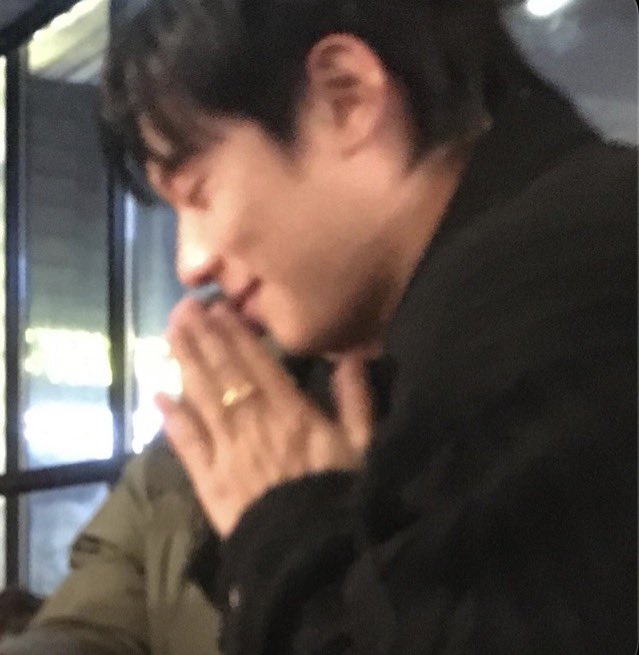 fe_dudle_87's tweet photo. 진짜 갑자기 이새벽에
이사진에 미칠거 같음
가지런히 손모은 골랜 쫑파티철
그냥 뭐라하지 그냥 청순한데
또 입꼬리 진짜 너무 예쁜데
눈 감은거 미치는데
중지 금반지 가지런히 손모아도 너무 좋음 하 https://t.co/O1RklYAArT