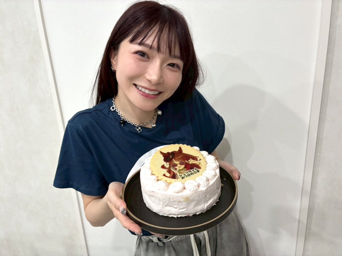 miyumi_shuri's tweet photo. あと２つだけツイートしていい？笑

今日鑑賞会開いてくれた友達たちがサプライズケーキしてくれたのみてーー😭🫶🏻
「ヤン子、初出走おつかれさま」にしたかったけど漢字出せなくて「子」は漢字だから諦めた、、とこだわってくれる友達が嬉しかったです
今回の配信見て、他のキャストさんや作品自体にも興味もって好きなところとか語ってくれて最高だった😌

写真も大量にとってくれてありがたみの極み
インスタのストーリーとかでまた載せるかも〜