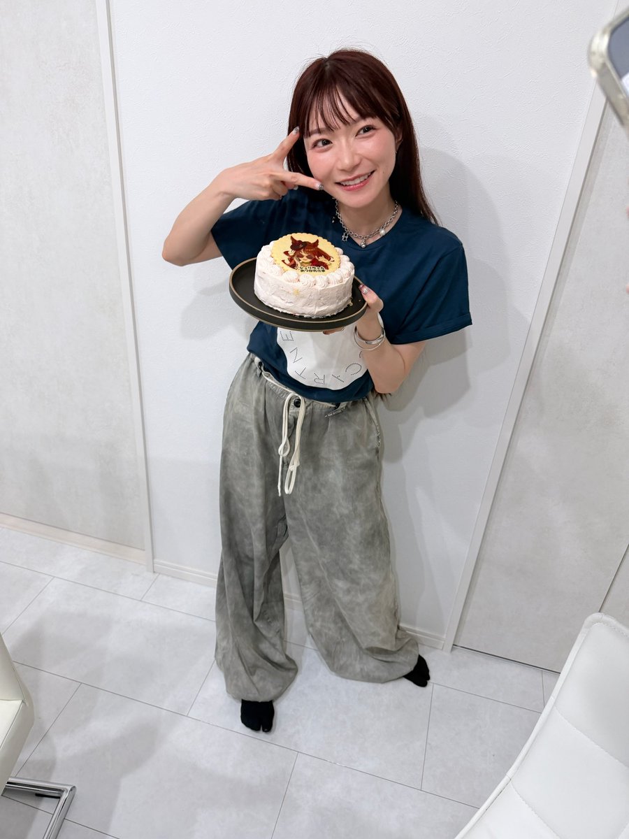 miyumi_shuri's tweet photo. あと２つだけツイートしていい？笑

今日鑑賞会開いてくれた友達たちがサプライズケーキしてくれたのみてーー😭🫶🏻
「ヤン子、初出走おつかれさま」にしたかったけど漢字出せなくて「子」は漢字だから諦めた、、とこだわってくれる友達が嬉しかったです
今回の配信見て、他のキャストさんや作品自体にも興味もって好きなところとか語ってくれて最高だった😌

写真も大量にとってくれてありがたみの極み
インスタのストーリーとかでまた載せるかも〜