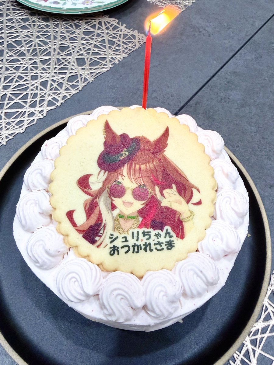 miyumi_shuri's tweet photo. あと２つだけツイートしていい？笑

今日鑑賞会開いてくれた友達たちがサプライズケーキしてくれたのみてーー😭🫶🏻
「ヤン子、初出走おつかれさま」にしたかったけど漢字出せなくて「子」は漢字だから諦めた、、とこだわってくれる友達が嬉しかったです
今回の配信見て、他のキャストさんや作品自体にも興味もって好きなところとか語ってくれて最高だった😌

写真も大量にとってくれてありがたみの極み
インスタのストーリーとかでまた載せるかも〜