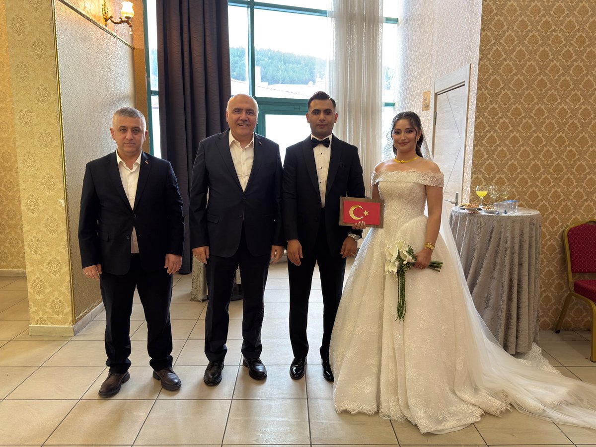 SuleymanAcar06's tweet photo. Bir ömür sürecek güzel bir yolculuğun ilk adımını atan Cansu ve Hüseyin evlatlarımızın düğün merasiminde kıymetli aileleriyle birlikte olmaktan büyük mutluluk duyduk.

Haykıran ve Aygül ailelerini tebrik ediyor, genç çiftimize ömür boyu huzur, sağlık ve mutluluk diliyorum. Rabbim birliklerini daim, muhabbetlerini bereketli eylesin.