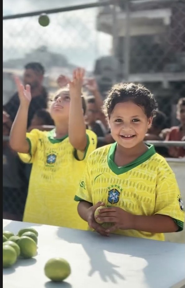 marcosvmf_'s tweet photo. 🇧🇷🇵🇸 Crianças palestinas ganham limonada para assistir jogo do Brasil na Copa do Mundo em ação humanitária em Gaza.

Vídeo do cozinheiro palestino @/dr.mo5tar na outra rede. https://t.co/J4awsisKpI