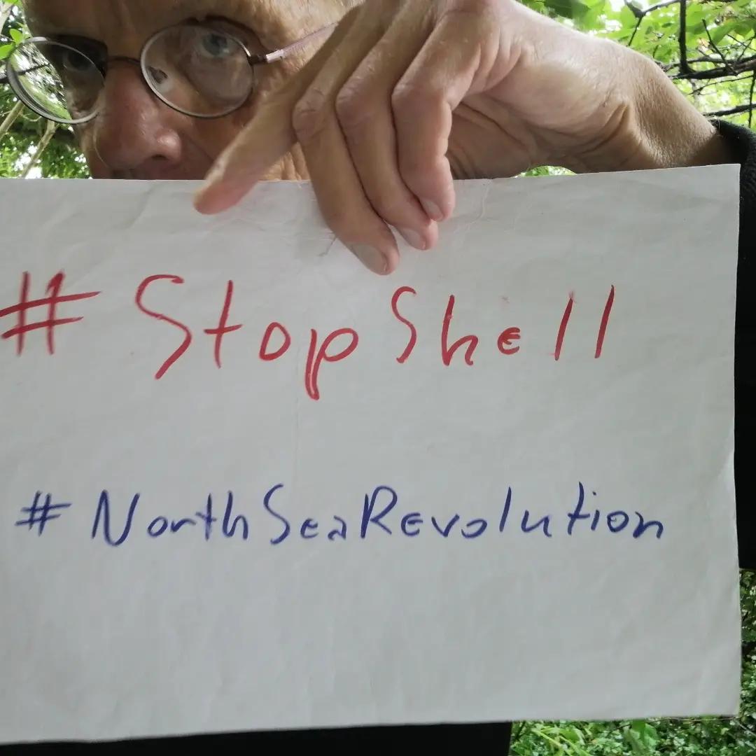 stamberg_e96884's tweet photo. Hi 
@KaoHua3 , 
I stand with you to #StopShell!
I nominate every person under this tweet.

It's URGENT: 
@shell
plans to leave parts of old oil platform with 11,000 tonnes of oil and toxicwaste in the #NorthSea.  
@Greenpeace https://t.co/9xnSeduyin