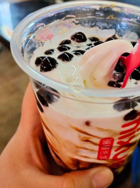 SSwolrd's tweet photo. Just found the coziest hidden boba shop in town! Their honey milk tea has the perfect balance of sweetness and cream, plus the chewy pearls hit so different. 10/10 would come back tomorrow!， https://t.co/eqI5e4XBG3