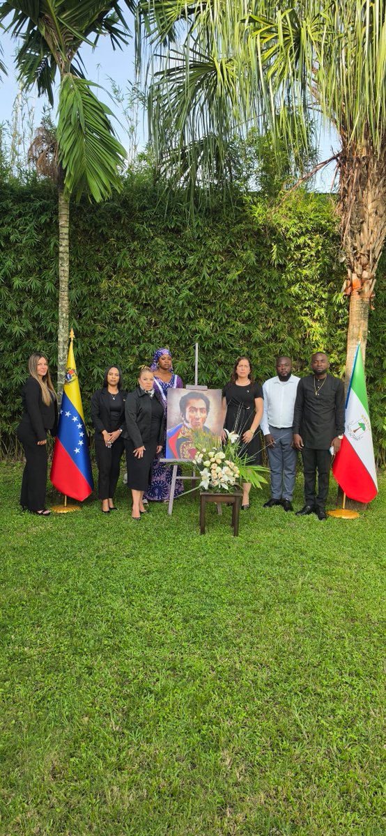 EmbaVEGuineaE's tweet photo. La Embajada de Venezuela en Guinea Ecuatorial, conmemoró el 215° aniversario de la Independencia de Venezuela con una ofrenda floral, honrado el legado de nuestro Libertador Simón Bolívar en una ceremonia marcada por el duelo nacional tras los recientes sismos. https://t.co/smaM1vpIxl