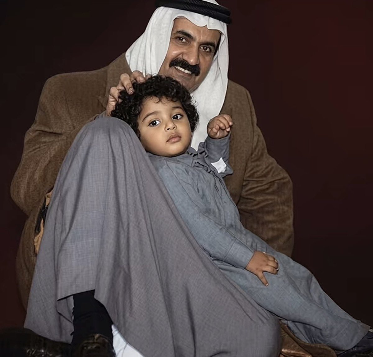 nrfajk's tweet photo. صورة جميلة للأمير الوالد الشيخ حمد بن خليفة آل ثاني وهو يحتضن سمو الأمير الشيخ تميم بن حمد آل ثاني في طفولته.♥️ https://t.co/r5GfEETHGP