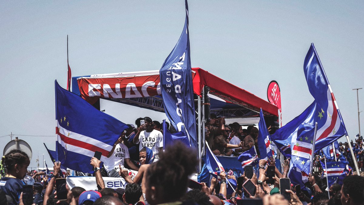 SI_FootballClub's tweet photo. A heroes welcome in Cabo Verde. https://t.co/oOdmnZCatx