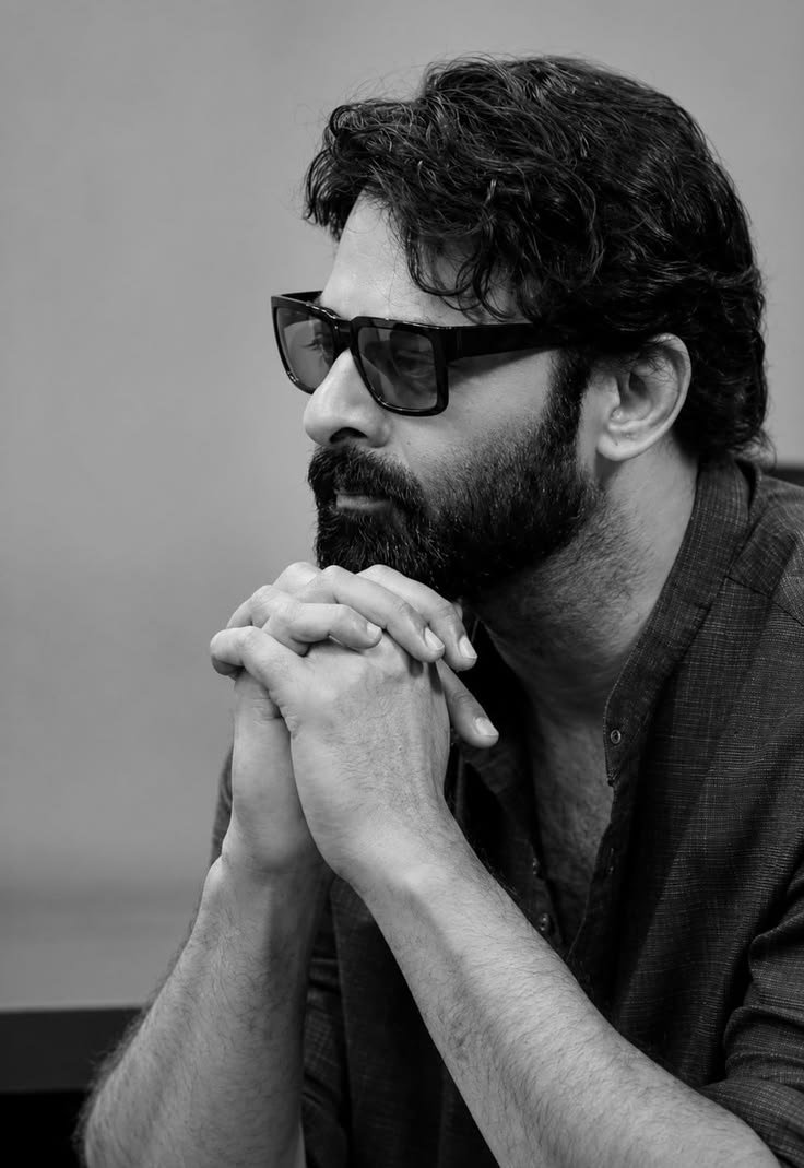 Sowmyatweetz's tweet photo. Darlinggggggggggggggggg #Prabhas‌ 🌚🩶 https://t.co/S9eHAiNWJ3