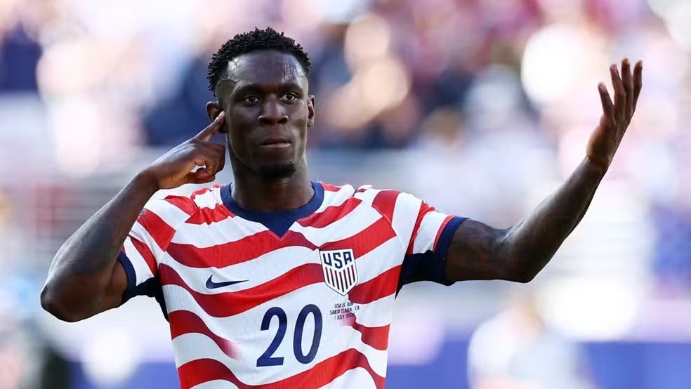 marifcinter's tweet photo. Un turno di squalifica, ma con la condizionale. E' l'inedita decisione della Disciplinare della Fifa per Folarin Balogun, attaccante degli Usa espulso con un rosso diretto nei sedicesimi vinti contro la Bosnia. La sanzione, fa sapere la Fifa, "é sospesa per un anno di prova". Così Balogun sarà disponibile per l'ottavo di finale contro il Belgio, a Seattle, nella notte di martedì prossimo