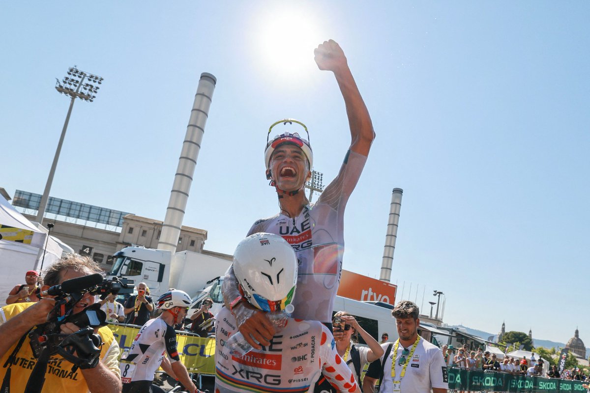 El_Universal_Mx's tweet photo. ¿Y si sí? 🇲🇽 ¡Del Toro gana la segunda etapa del Tour de Francia!

🏆 El mexicano Isaac Del Toro ganó este domingo la segunda etapa del Tour de Francia por delante de su jefe de filas, Tadej Pogacar, en la cima de la colina de Montjuïc, en Barcelona, donde Jonas Vingegaard conservó el maillot amarillo

Del Toro firmó la primera victoria mexicana en la ronda gala en 37 años, desde Raúl Alcalá, un triunfo que el de UAE calificó de "increíble"
 
Fotos: EFE / AFP