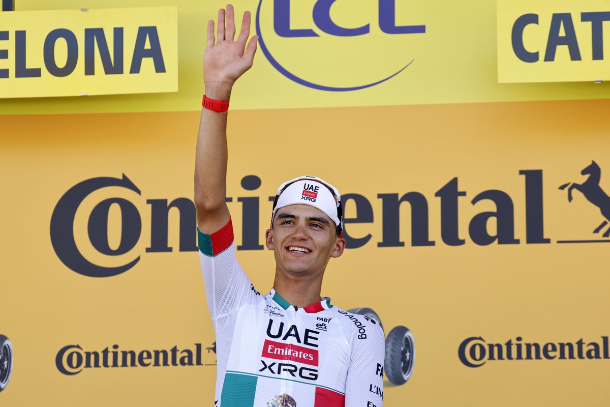 El_Universal_Mx's tweet photo. ¿Y si sí? 🇲🇽 ¡Del Toro gana la segunda etapa del Tour de Francia!

🏆 El mexicano Isaac Del Toro ganó este domingo la segunda etapa del Tour de Francia por delante de su jefe de filas, Tadej Pogacar, en la cima de la colina de Montjuïc, en Barcelona, donde Jonas Vingegaard conservó el maillot amarillo

Del Toro firmó la primera victoria mexicana en la ronda gala en 37 años, desde Raúl Alcalá, un triunfo que el de UAE calificó de "increíble"
 
Fotos: EFE / AFP