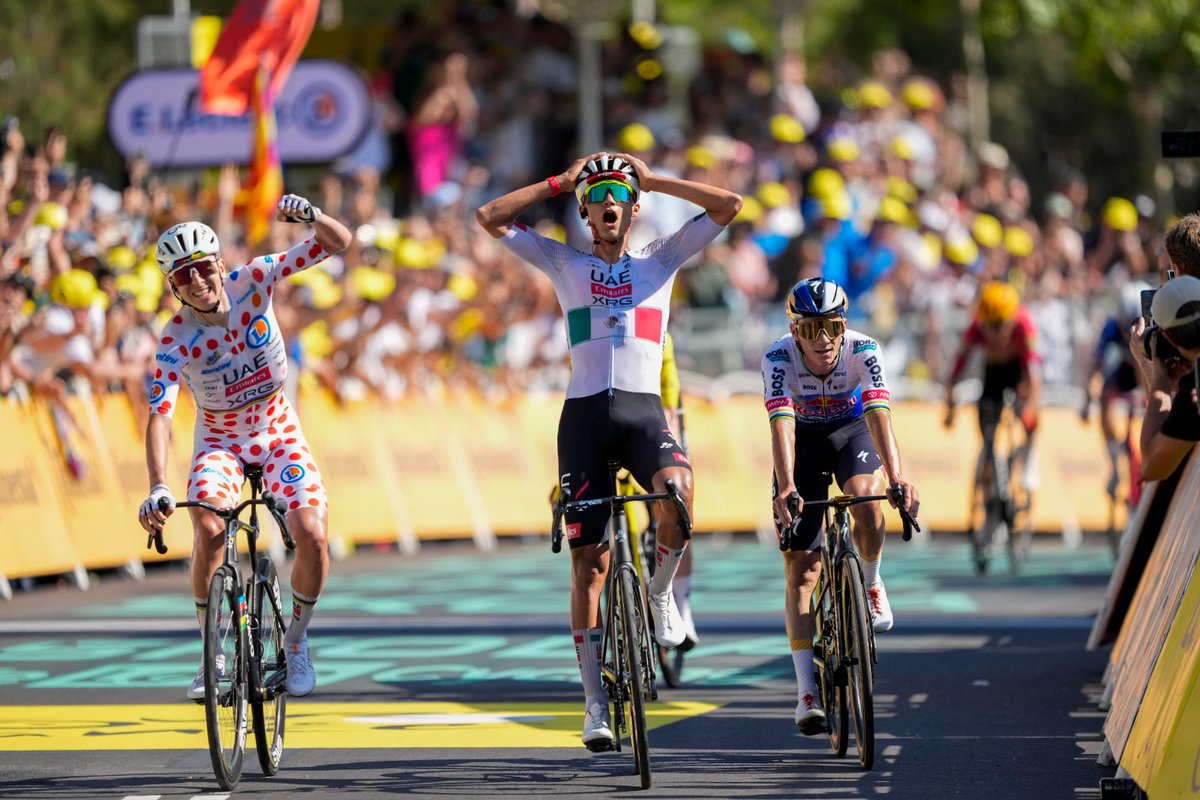 El_Universal_Mx's tweet photo. ¿Y si sí? 🇲🇽 ¡Del Toro gana la segunda etapa del Tour de Francia!

🏆 El mexicano Isaac Del Toro ganó este domingo la segunda etapa del Tour de Francia por delante de su jefe de filas, Tadej Pogacar, en la cima de la colina de Montjuïc, en Barcelona, donde Jonas Vingegaard conservó el maillot amarillo

Del Toro firmó la primera victoria mexicana en la ronda gala en 37 años, desde Raúl Alcalá, un triunfo que el de UAE calificó de "increíble"
 
Fotos: EFE / AFP
