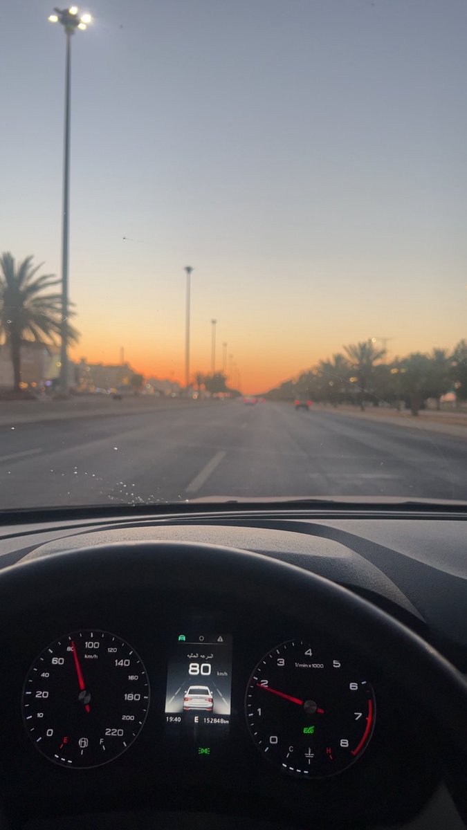 moha07d's tweet photo. الغروب بوسط قلبي ذكريات https://t.co/NIGeERLfca