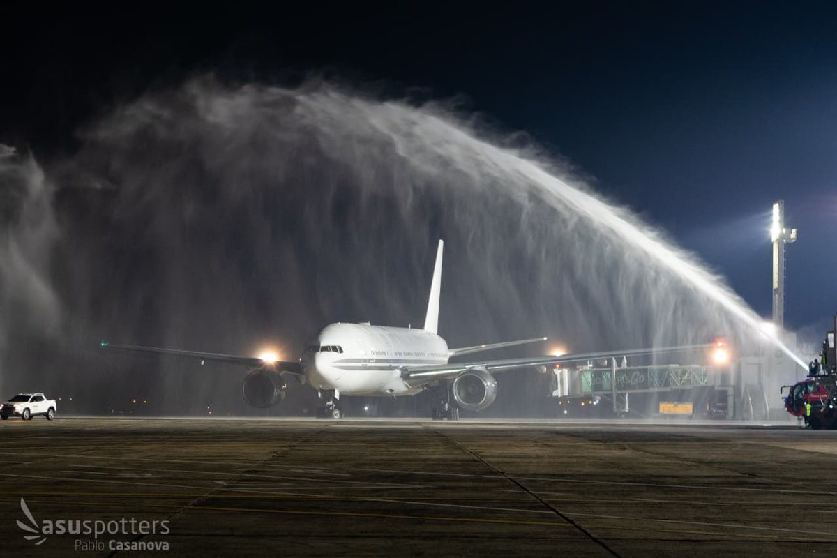 Juanctpy's tweet photo. La @Albirroja retornará a Paraguay en la madrugada de este lunes. Su tiempo estimado de llegada es a las 2am. Será en el mismo Boeing 777 que los transportó en vuelo directo a EE. UU. https://t.co/WvoMpc5XQY