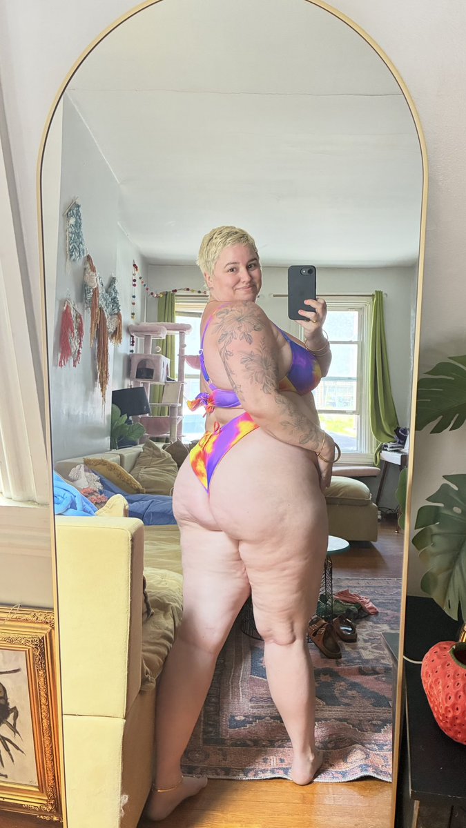 taygerlily's tweet photo. #fatgirl in a #bikini #4L https://t.co/ksSdH2sEt2