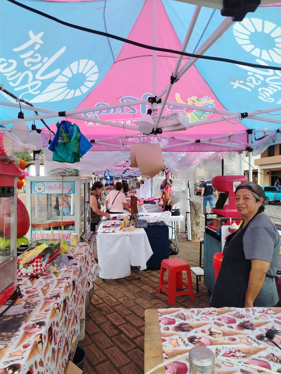 AzuayPrefectura's tweet photo. #Emprendimiento 

✨️Con la presencia de más de 20 artesanos y emprendedores del Azuay se apertura la "Primera Feria de Artes Vivas El Vergel 2026".
 Un espacio para las mejores artesanías elaboradas con mano de calidad. 🤗

#Azuayprefectura 
#FomentoProductivo https://t.co/1o2JYZuSnb