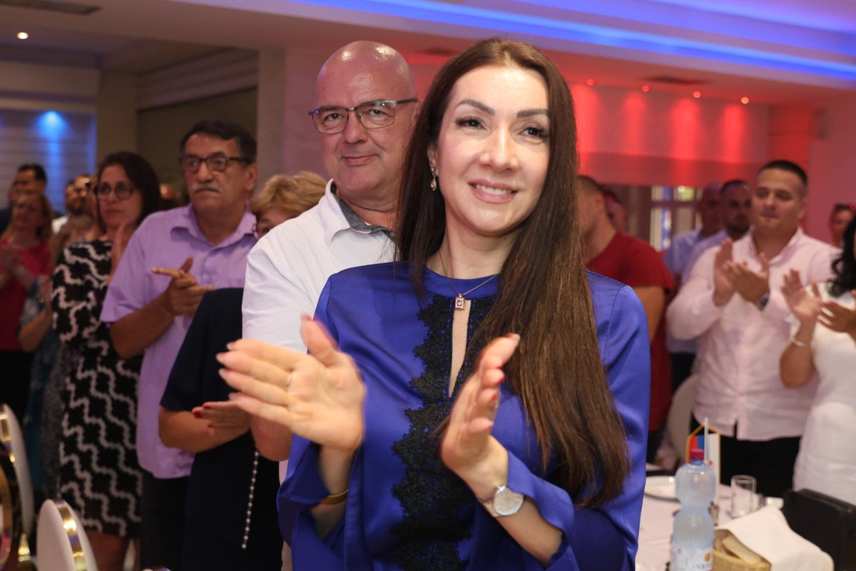milos_vucevic's tweet photo. Драги моји Новосађани, хвала на свему што сте урадили за нашу Србију! Хвала што сте сачували и одбранили отаџбину од покушаја спровођења обојене револуције, и помогли председнику Александру Вучићу да настави нашу заједничку борбу за слободну, суверену и напредну Србију!
Пристојна Србија је већинска Србија!
Част је бити са вама данас на Клиси, Сланој Бари, Видовданском насељу, Пекићевим салашима, Ченеју и Шангају, у нашој Српској Атини, и разговарати о томе шта смо све урадили последњих 14 година и какви су нам даљи планови. Пред нама је још много посла и срећан сам што видим колико нас је спремно да остваримо никад већу победу за наш Нови Сад и нашу Војводину, у мајчици Србији! 
Преданим и марљивим радом ћемо победити свако зло, сваку поделу, сваки покушај да нам украду будућност.
Неће пасти Нови Сад у руке блокадера! 
Војводина је Србија, и нема игре око тога!
Нема предаје!
Живео Нови Сад! Живела Србија!
Србија побеђује!