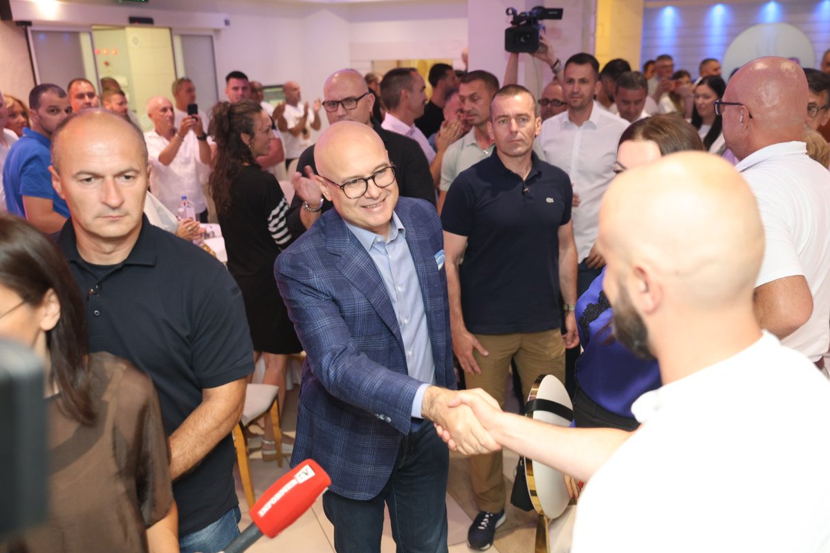 milos_vucevic's tweet photo. Драги моји Новосађани, хвала на свему што сте урадили за нашу Србију! Хвала што сте сачували и одбранили отаџбину од покушаја спровођења обојене револуције, и помогли председнику Александру Вучићу да настави нашу заједничку борбу за слободну, суверену и напредну Србију!
Пристојна Србија је већинска Србија!
Част је бити са вама данас на Клиси, Сланој Бари, Видовданском насељу, Пекићевим салашима, Ченеју и Шангају, у нашој Српској Атини, и разговарати о томе шта смо све урадили последњих 14 година и какви су нам даљи планови. Пред нама је још много посла и срећан сам што видим колико нас је спремно да остваримо никад већу победу за наш Нови Сад и нашу Војводину, у мајчици Србији! 
Преданим и марљивим радом ћемо победити свако зло, сваку поделу, сваки покушај да нам украду будућност.
Неће пасти Нови Сад у руке блокадера! 
Војводина је Србија, и нема игре око тога!
Нема предаје!
Живео Нови Сад! Живела Србија!
Србија побеђује!