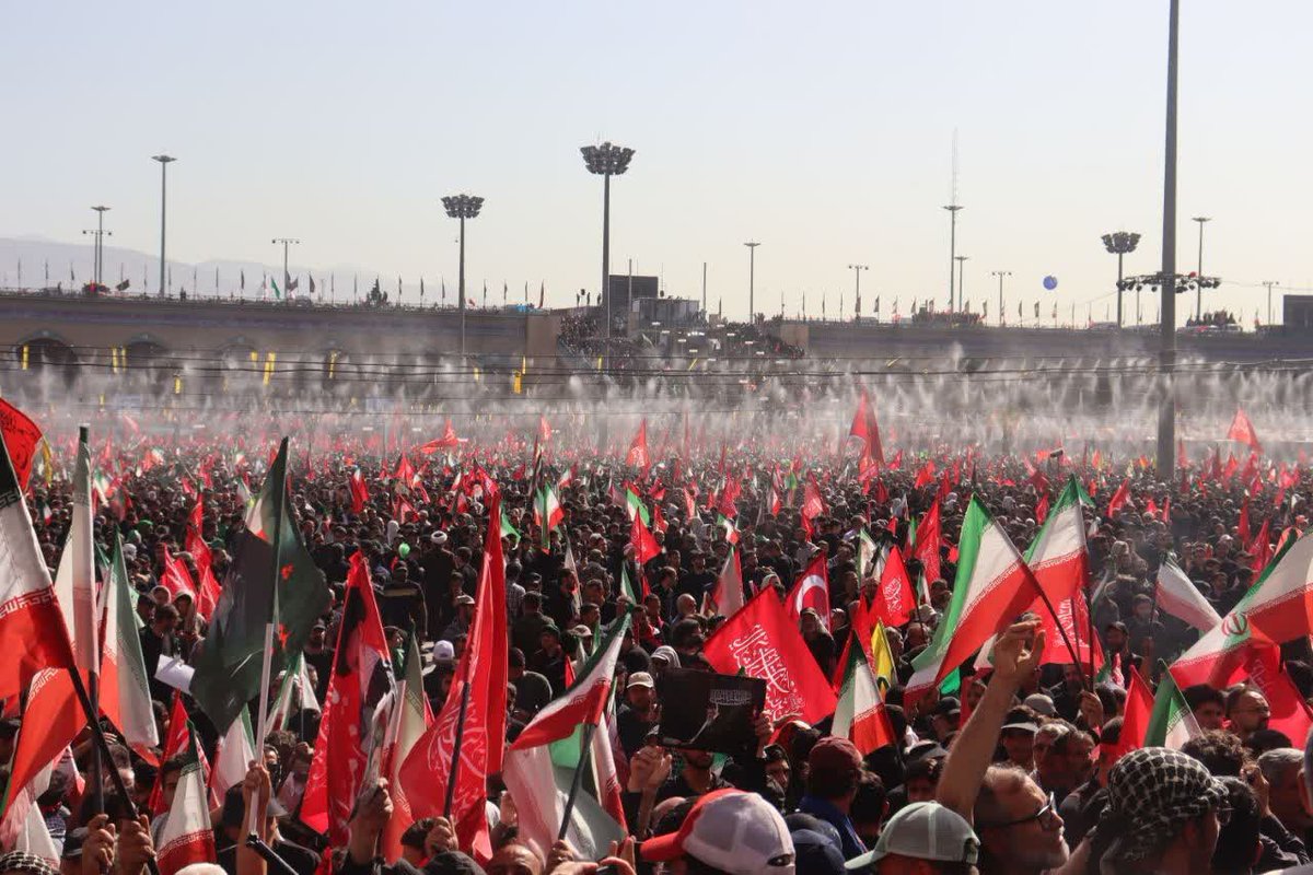Ali__Dehdari's tweet photo. در گرمای تهران همه آمده بودند، با پرچم های قرمز برای انتقام امام مجاهد شهید

#باید_برخاست
#کشور_دوست https://t.co/HCFmrcuAu1
