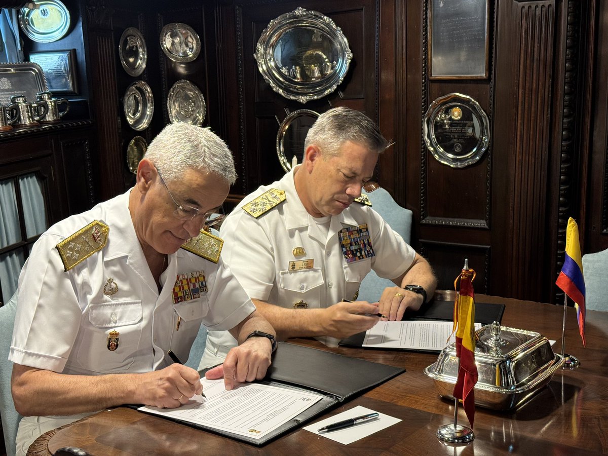 COMANDANTE_ARC's tweet photo. A bordo del buque escuela Juan Sebastián de Elcano de #España, los Comandantes de las Armadas de @ArmadaColombia y @Armada_esp suscribieron un Manifiesto de Voluntad que fortalece la cooperación estratégica bilateral mediante el intercambio de información de inteligencia clasificada, incrementando las capacidades para la planeación y ejecución de operaciones conjuntas contra las estructuras del crimen organizado transnacional.⚓️

Este acuerdo consolida la interoperabilidad entre ambas Instituciones Navales, fortalece los mecanismos de cooperación en materia de inteligencia y contribuye al desarrollo de operaciones más efectivas para contrarrestar las amenazas que afectan la seguridad marítima internacional, la gobernanza de los espacios marítimos y la estabilidad regional.

Con esta alianza estratégica, Colombia y España reafirman su compromiso de actuar de manera coordinada para proteger los intereses marítimos comunes, fortalecer la seguridad global y enfrentar con mayor contundencia los desafíos que plantea el crimen organizado transnacional. 🇪🇸🤝🏽🇨🇴