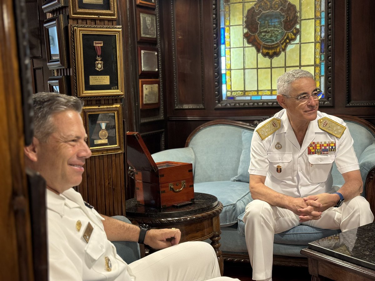 COMANDANTE_ARC's tweet photo. A bordo del buque escuela Juan Sebastián de Elcano de #España, los Comandantes de las Armadas de @ArmadaColombia y @Armada_esp suscribieron un Manifiesto de Voluntad que fortalece la cooperación estratégica bilateral mediante el intercambio de información de inteligencia clasificada, incrementando las capacidades para la planeación y ejecución de operaciones conjuntas contra las estructuras del crimen organizado transnacional.⚓️

Este acuerdo consolida la interoperabilidad entre ambas Instituciones Navales, fortalece los mecanismos de cooperación en materia de inteligencia y contribuye al desarrollo de operaciones más efectivas para contrarrestar las amenazas que afectan la seguridad marítima internacional, la gobernanza de los espacios marítimos y la estabilidad regional.

Con esta alianza estratégica, Colombia y España reafirman su compromiso de actuar de manera coordinada para proteger los intereses marítimos comunes, fortalecer la seguridad global y enfrentar con mayor contundencia los desafíos que plantea el crimen organizado transnacional. 🇪🇸🤝🏽🇨🇴