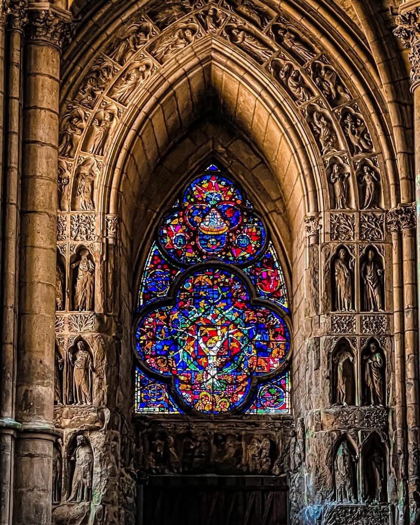 AlBlaineau's tweet photo. Un des magnifiques vitraux de la cathédrale de Reims https://t.co/BvPSegIzj8