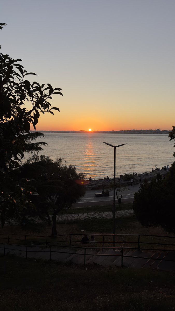 bugra_ogretmen's tweet photo. Akşam olur, hüzün düşer kalbime, başı dumanlı bir türkü yerleşir dilime.. https://t.co/BbaorQdtug