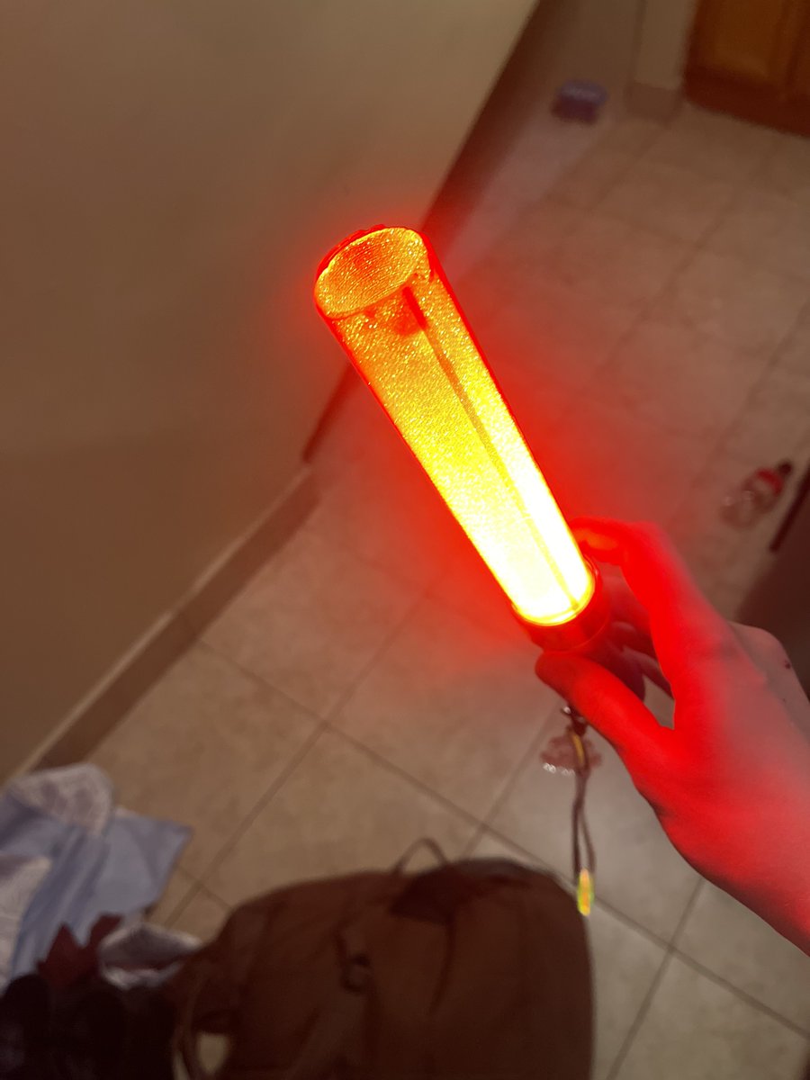 PROMlNENCES's tweet photo. girl who went so hard to bldrvn cruel angels thesis the top of her penlight went flying into the pit mid song Smile https://t.co/BNYyaEIe6F