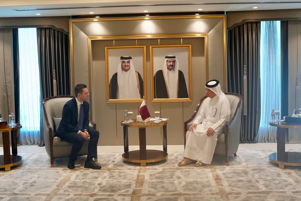TimcoMucunski's tweet photo. 🇲🇰🇶🇦 This morning in Doha, I met with Qatar’s Minister of State for Foreign Affairs, Sultan bin Saad Al-Muraikhi.

🔹 Reaffirmed the excellent bilateral relations and discussed further strengthening political dialogue, economic cooperation and investment.
🔹 Exchanged views on current regional and international developments, as well as cooperation within multilateral organisations.
🔹 Signed the Agreement on visa exemption for holders of diplomatic, official and special passports, together with a Memorandum on Political Consultations and a Memorandum of Understanding on Cooperation in Diplomatic Training.