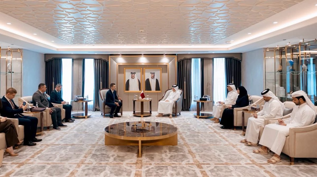 TimcoMucunski's tweet photo. 🇲🇰🇶🇦 This morning in Doha, I met with Qatar’s Minister of State for Foreign Affairs, Sultan bin Saad Al-Muraikhi.

🔹 Reaffirmed the excellent bilateral relations and discussed further strengthening political dialogue, economic cooperation and investment.
🔹 Exchanged views on current regional and international developments, as well as cooperation within multilateral organisations.
🔹 Signed the Agreement on visa exemption for holders of diplomatic, official and special passports, together with a Memorandum on Political Consultations and a Memorandum of Understanding on Cooperation in Diplomatic Training.