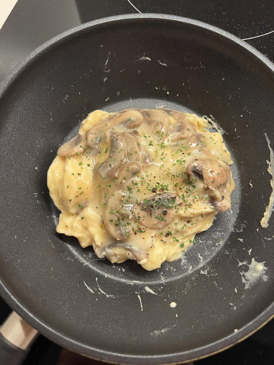 _Margaret_cd's tweet photo. A slice of cheese + a layer of avocado + a slice of mushroom and scrambled eggs + a slice of ham https://t.co/JMeiNr04x1