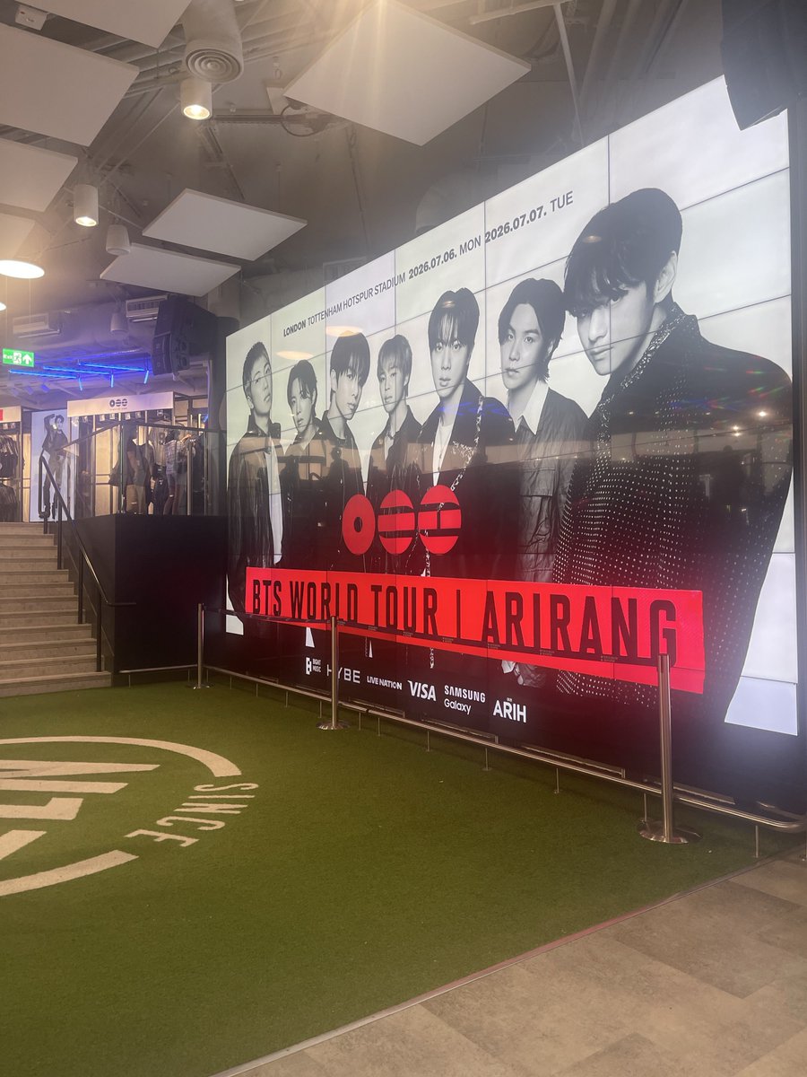 Jazminethv's tweet photo. went to the Tottenham Merch store inside the stadium earlier and they let you skip the fat queue if you have a VIP ticket for the concert. We were in and out in 15 mins lmao 
Everything is well stocked and staff are very helpful with everything 

#BTS_WORLDTOUR_ARIRANG
#BTS_WORLDTOUR_ARIRANG_LONDON