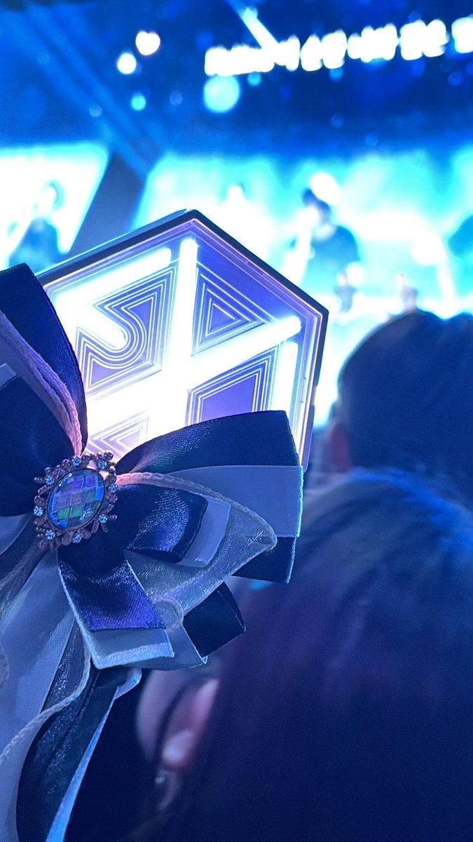 _peachdyo's tweet photo. i’m not very active here anymore, but i hope the people i used to talk to here a lot especially in 2019 and pandemic era, i hope we all got to see them yesterday and today! 🖤 #EXhOrizoninManila @weareoneEXO https://t.co/iFUDfa2hA0