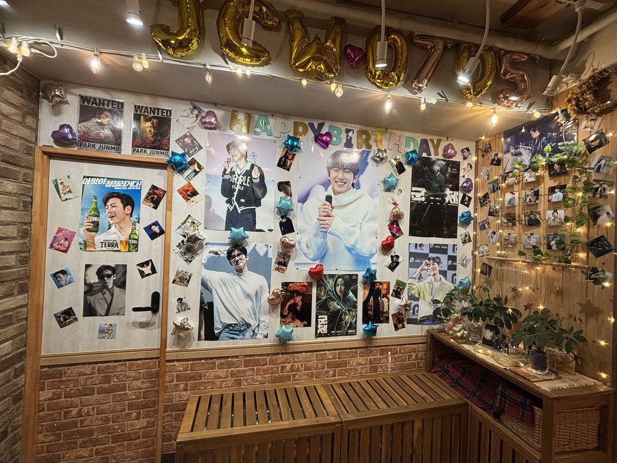 suezuyndjun's tweet photo. 7月5日別界隈の推し俳優様のセンイル🎂
いつメンでもう何回目？なセンイルパーティーしてきました🎈

まずはカラオケボックスに持ち込みでお祝いした後、いつものカフェでのセンイルイベントへ。
その後ディナーでナッコプセ。からの再びいつものカフェへ。

お祝いに溢れた1日になりました✨ https://t.co/LwnI3QgjQx