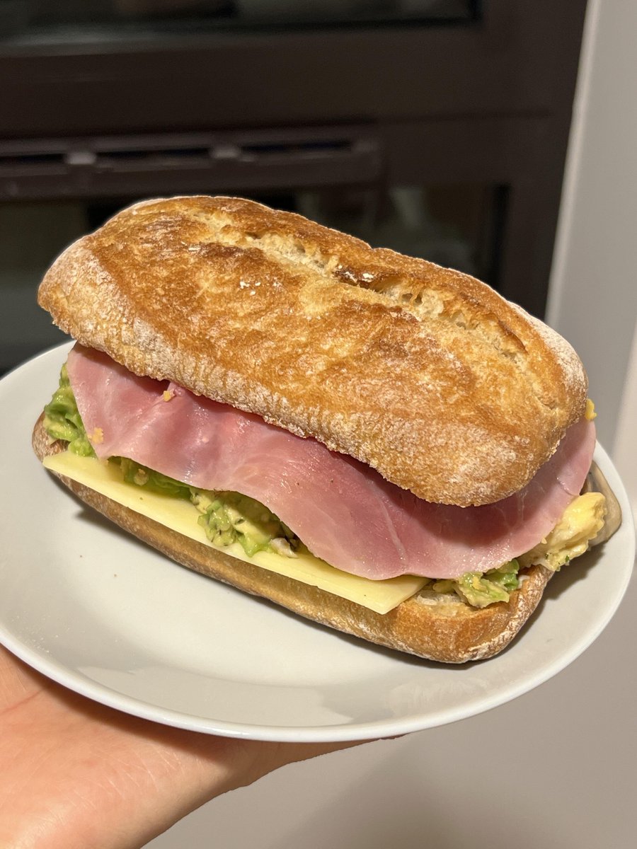 _Margaret_cd's tweet photo. A slice of cheese + a layer of avocado + a slice of mushroom and scrambled eggs + a slice of ham https://t.co/JMeiNr04x1