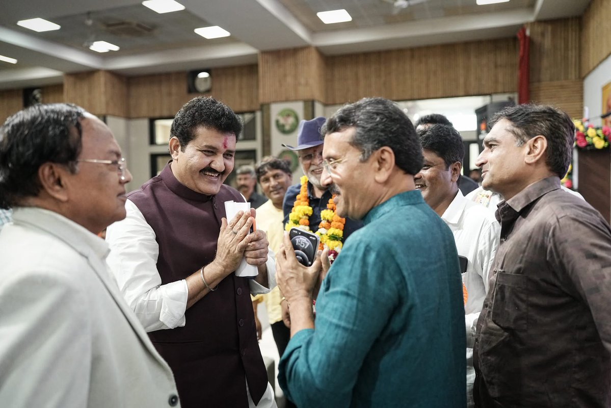 SanjayDRathods's tweet photo. सूरत (गुजरात) येथे स्व. वसंतराव नाईक फाउंडेशन ग्रुपच्या वतीने आयोजित महाराष्ट्राचे माजी मुख्यमंत्री स्व. वसंतराव नाईक साहेब यांच्या ११३ व्या जयंतीनिमित्त स्नेहमिलन सोहळ्यात सहभागी होऊन मार्गदर्शन केले. 

यावेळी गुजरातच्या विविध भागांतून उपस्थित बंजारा तसेच इतर समाजांतील [1/7] https://t.co/0AWtrf0zI9