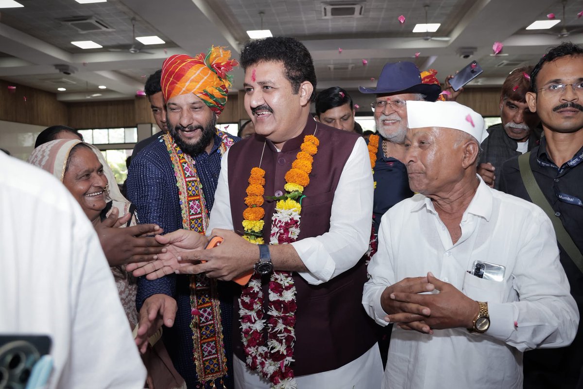 SanjayDRathods's tweet photo. सूरत (गुजरात) येथे स्व. वसंतराव नाईक फाउंडेशन ग्रुपच्या वतीने आयोजित महाराष्ट्राचे माजी मुख्यमंत्री स्व. वसंतराव नाईक साहेब यांच्या ११३ व्या जयंतीनिमित्त स्नेहमिलन सोहळ्यात सहभागी होऊन मार्गदर्शन केले. 

यावेळी गुजरातच्या विविध भागांतून उपस्थित बंजारा तसेच इतर समाजांतील [1/7] https://t.co/0AWtrf0zI9