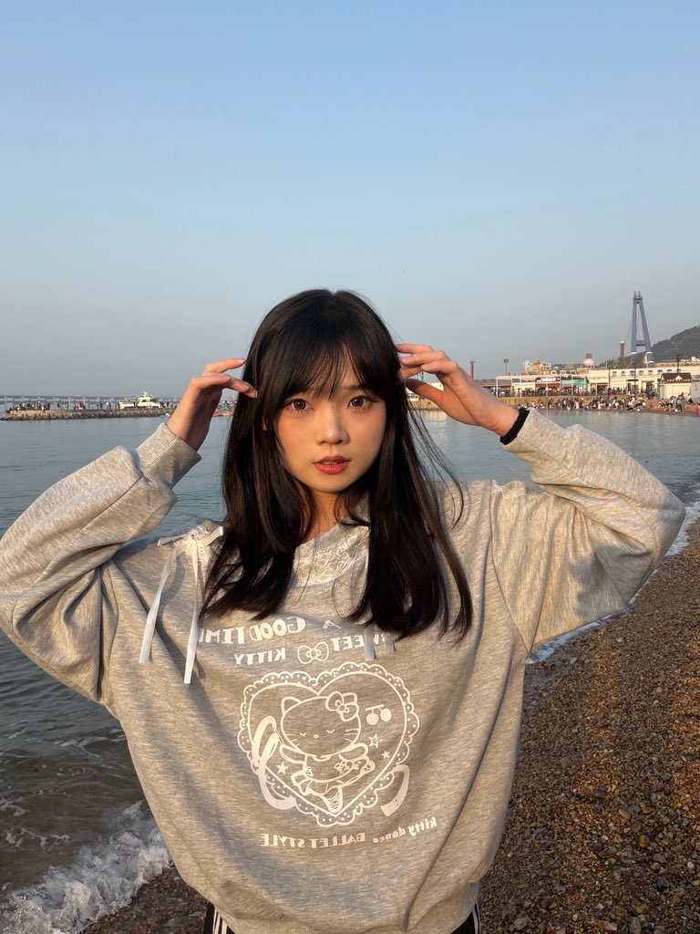 Ruirui041499's tweet photo. 我最想做的事就是在沙滩的旁边嗨 #wlw #les #女同 https://t.co/3ZPO3sRb0c