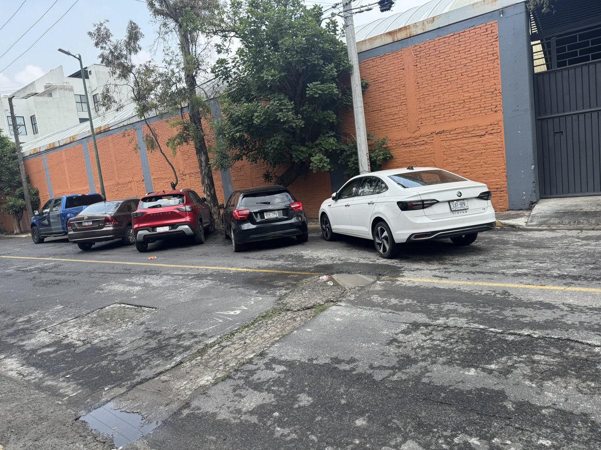 PeatonesL's tweet photo. Buen día @UCS_GCDMX @TuAlcaldiaGAM Solicitamos su apoyo para liberar la vía pública. Estacionamiento en batería en calle de doble sentido con solo dos carriles. Técnicos Mexicanos entre Constitución e Himno Nacional, La Laguna Ticoman. https://t.co/CmF8YszwPy