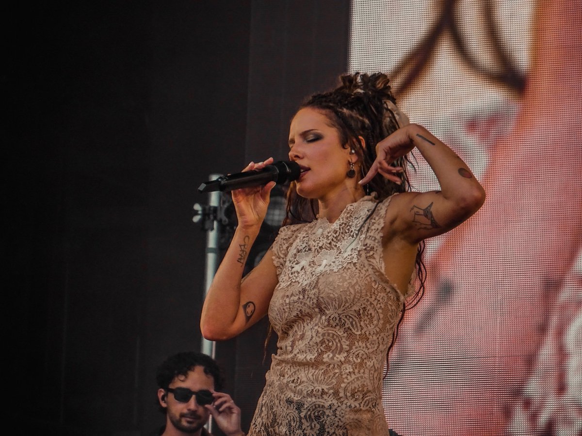 haIseylq's tweet photo. Halsey performing at Rock Werchter last night.

📸: x.isa.lmnsx on IG. https://t.co/DeP7NIc8JV