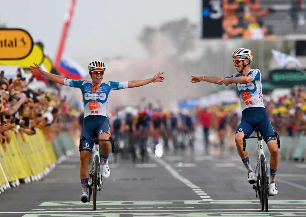 Fernand03335393's tweet photo. @Jose91075227866 @JOSEDAVID333 @DSORacing Es porque solo lo dejo ganar la etapa, lo importante es la clasificación general, no le hubiera hecho una diferencia importante haber ganado. Es un gesto que hacen los ciclistas con sus compañeros cuando llegan juntos al final de las etapas. https://t.co/7Az8OlBjAs