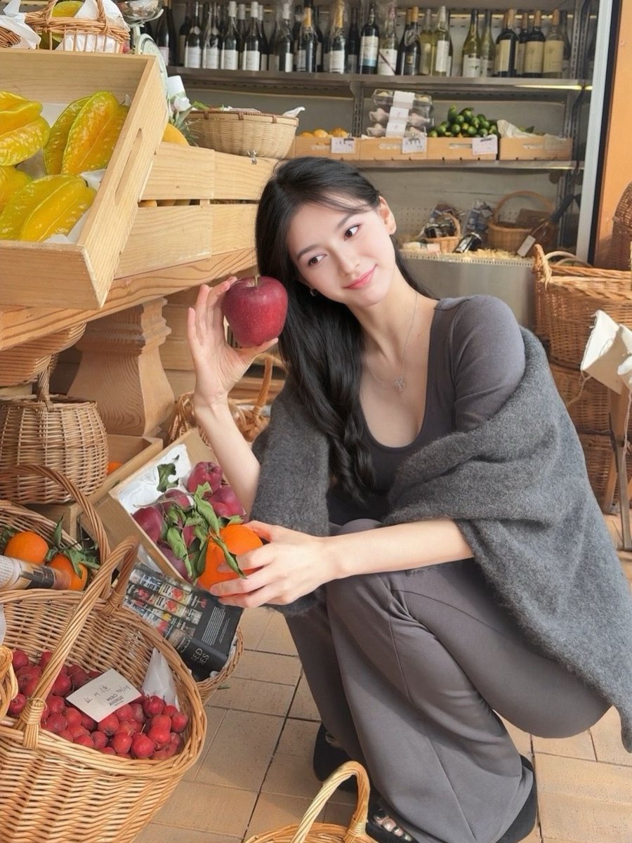 cindy_studio2's tweet photo. Only life. 🍎
A slow moment in a little fruit shop —
choosing colors, choosing flavors, choosing a mood for the day.
Sometimes happiness is simple:
a basket, fresh fruit, and a quiet afternoon.

...
Want to know me better? Bio + vids 👀👇 https://t.co/T5WNE3dIqa