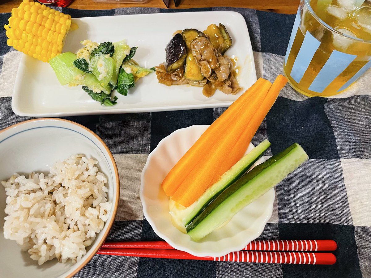 MamaObento's tweet photo. #晩ごはん
7/3 
茄子が食べたくて
茄子と長葱と豚肉の味噌炒め🍆

朝採りトウモロコシ🌽

チンゲン菜の卵炒め🥬🥚

スティックサラダ🥕🥒 https://t.co/rNfroSmnPR