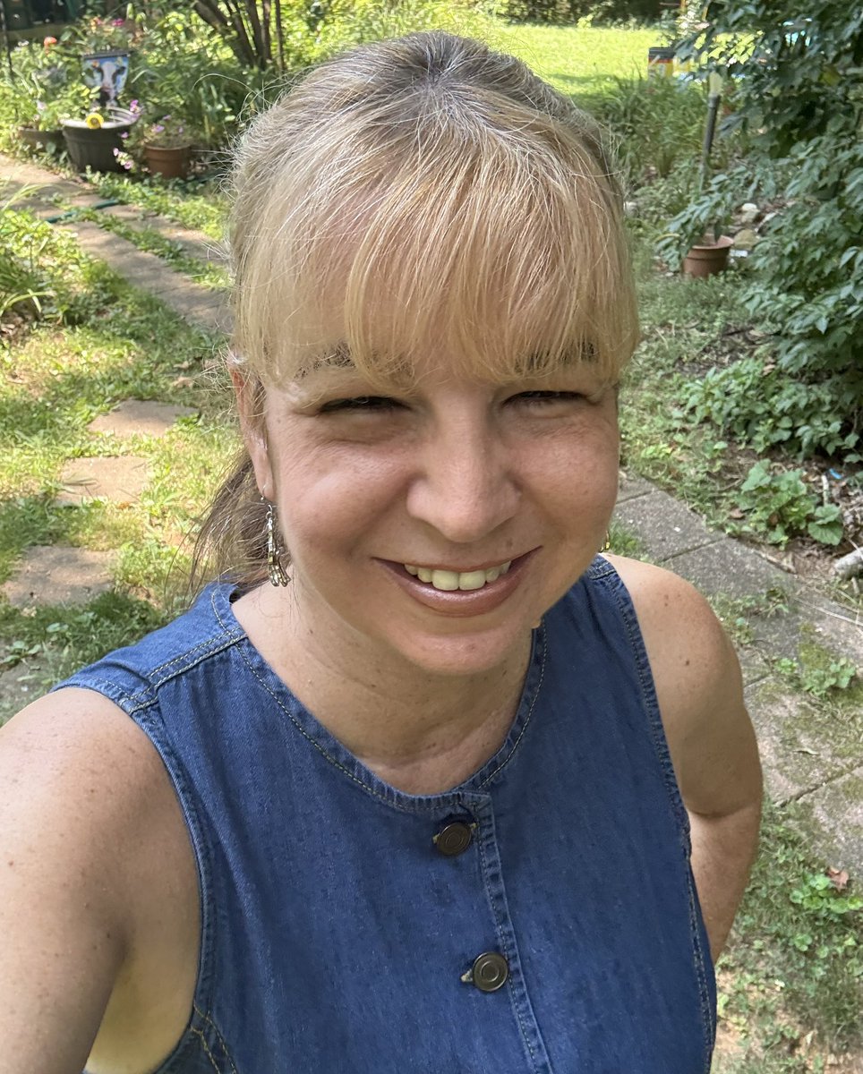 Ginalilvol's tweet photo. Happy Sunday. Hope y’all are having a great one! #SundaySelfie 💙 https://t.co/oEUg0Y5Ss6