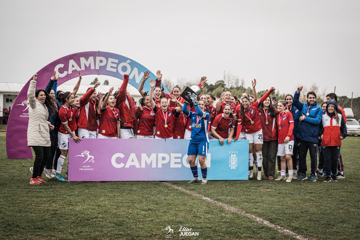 AUFfemenino's tweet photo. 👏🏼 La Copa en manos de @CNdeFfemenino. 

¡Felicitaciones! https://t.co/5GCBHiR9qo