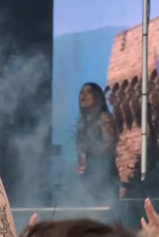 badlandsbine's tweet photo. @halsey THIS QUEEN DOING THE CASTLE JUMP WHILE PLAYING?!?!!?!? LOVE https://t.co/7b1rUDvPSj
